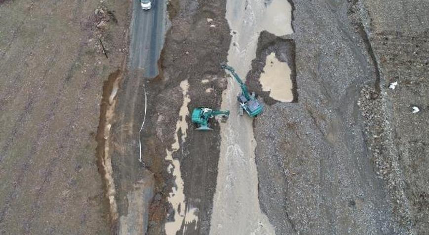 Pozantıda sel nedeniyle yol çöktü