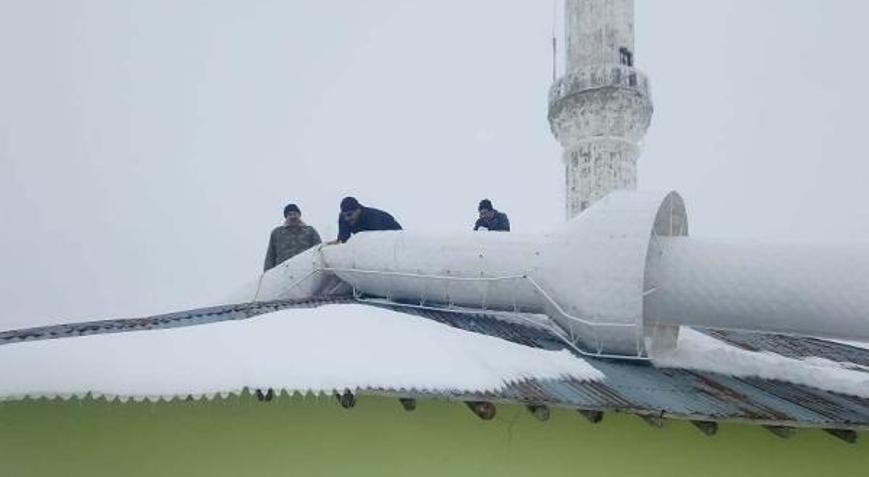 Caminin üstüne yıkılan minare kaldırıldı