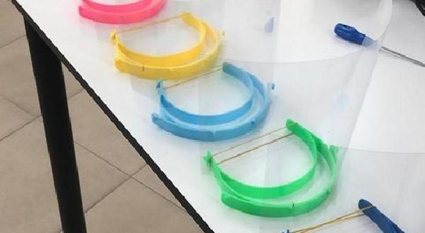 Gedizde sağlık çalışanları için yüz koruyucu siperlik üretimi