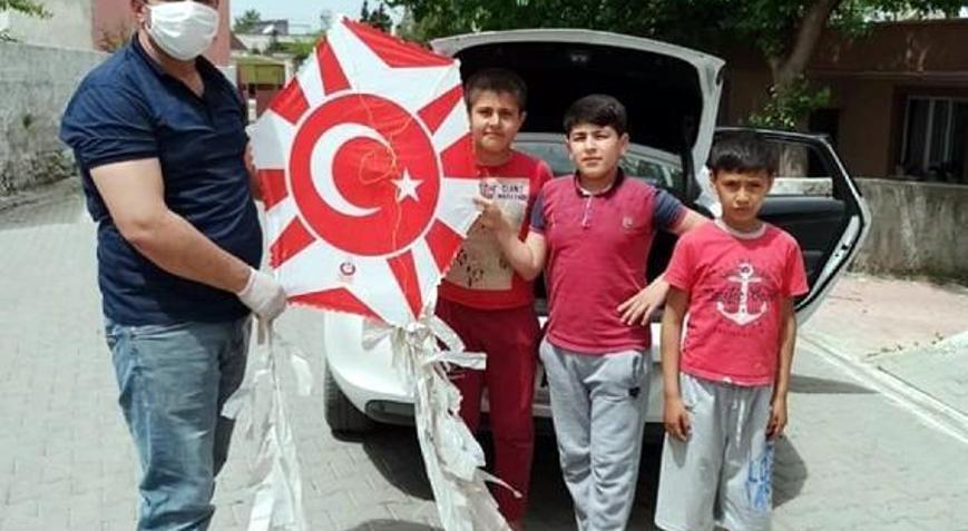 Muhtar, çocuklara uçurtma dağıttı