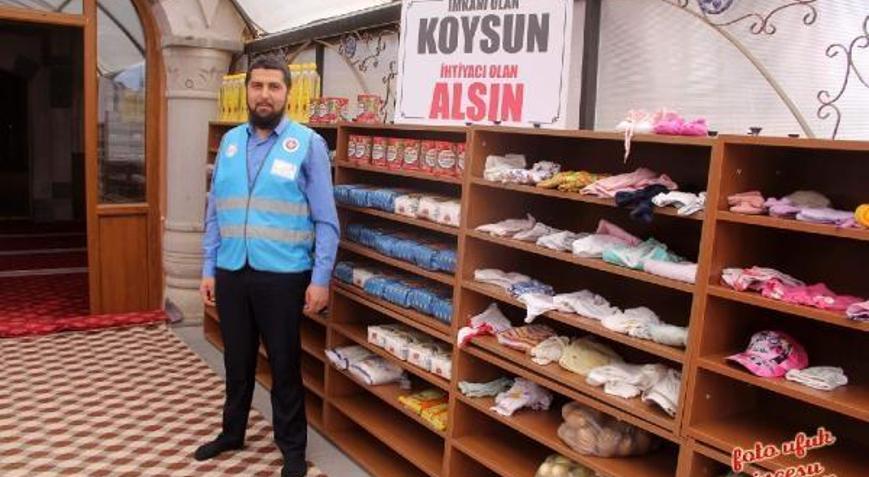 Caminin girişi, hayır çarşısına dönüştürüldü