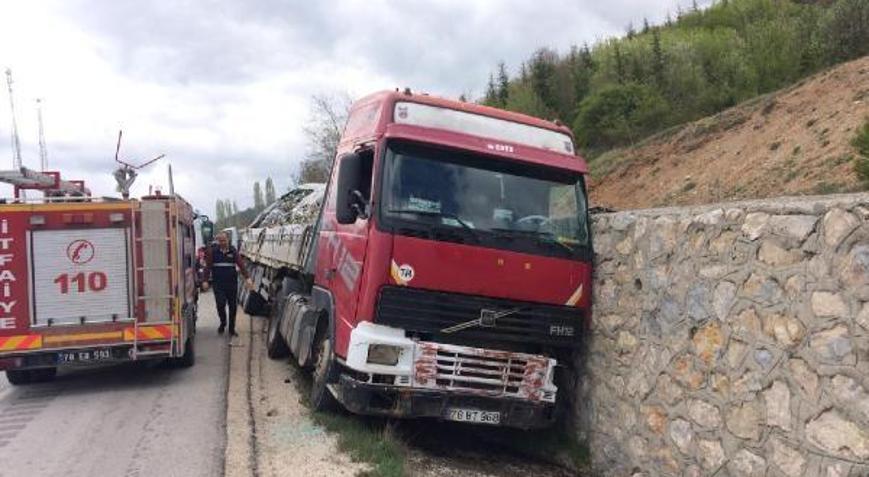 Freni patlayan TIR otomobile çarptı: 1 yaralı