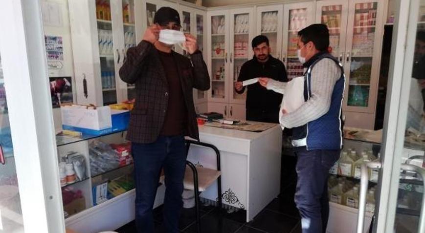 Adilcevaz Belediyesi vatandaşlara maske dağıttı