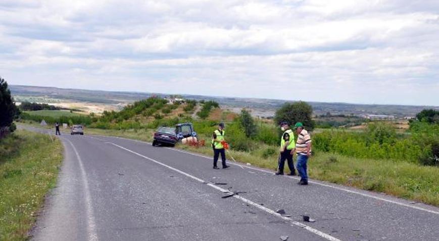 Otomobil, traktörün arkasındaki tarım aletine çarptı: 1 yaralı