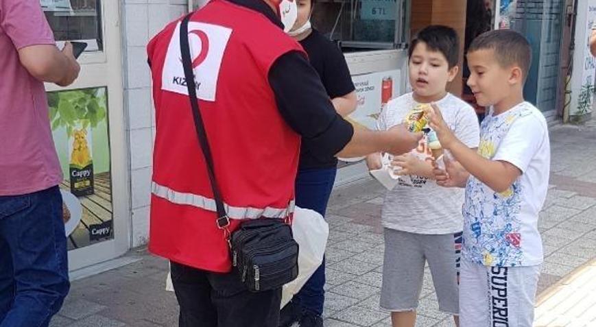 Kızılay, çocuklara süt dağıttı