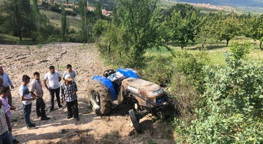 Sürücüsünün kontrolünden çıkan traktör tarlaya devrildi; 1 yaralı