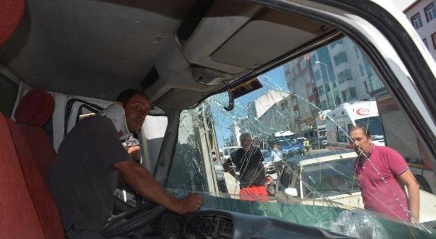 Rampada freni boşalan kamyonet üst geçide çarptı