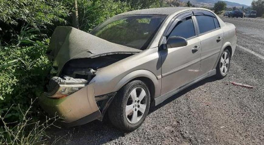 Midibüs ile otomobil çarpıştı: 3 yaralı