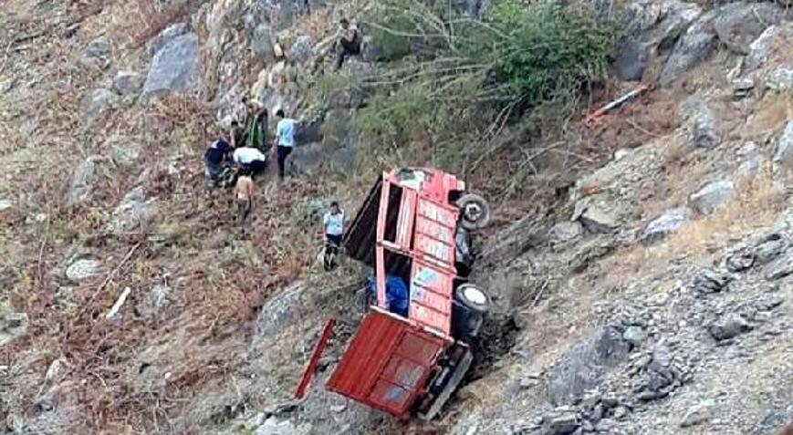 Mersinde uçuruma yuvanlanan kamyon sürücüsü ve eşi yaralandı