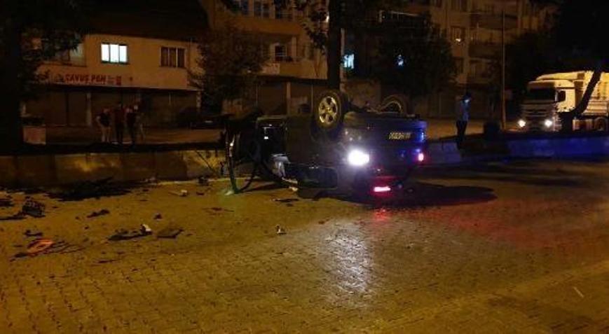 Devrilen otomobildeki 3 kişi yaralandı