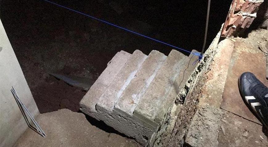 Karantina altında olan binanın temelinde toprak kayması