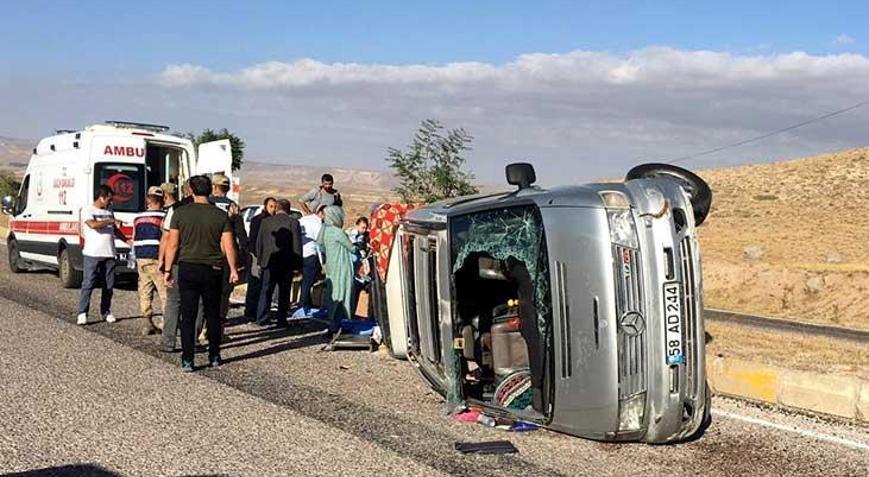 Sivasta hafif ticari araç devrildi: 8 yaralı