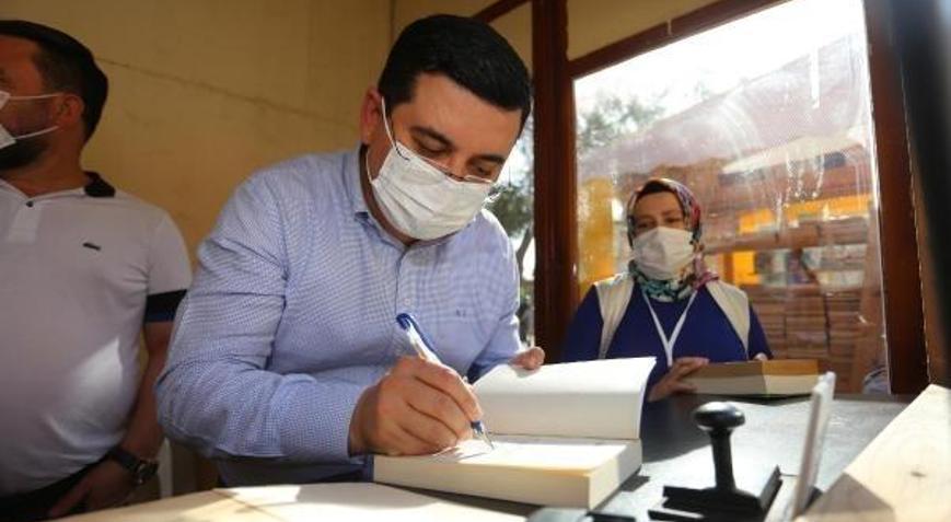 Tütüncüden Cemil Meriç Kitaplığına kitap bağışı