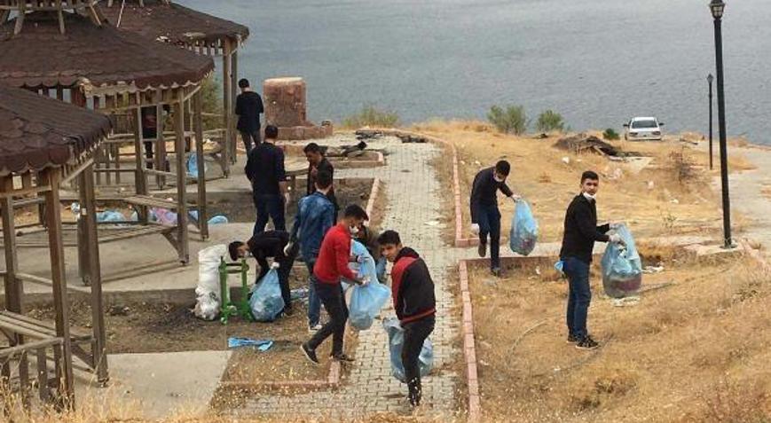 Çelikhanlı gençlerden çevre temizliği