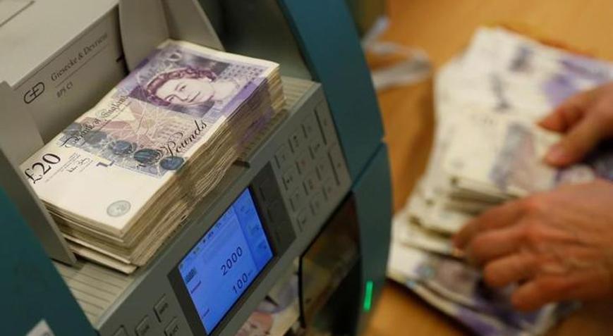 GBP, dolar ve euro karşısında değer kaybediyor