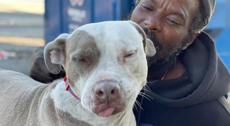 Evsiz adam hayvan barınağındaki bütün kedi ve köpekleri yangından kurtardı