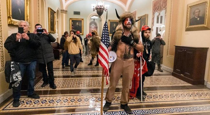 Mızraklı QAnon Şamanı, Trump aleyhinde ifade vermek istiyor: Bize ihanet etti