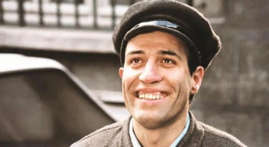 Kemal Sunal ölüm tarihi ne zaman, kaç yaşında, neden öldü, mezarı nerede Kemal Sunal kaç filmde oynadı, nereli, eşi kim, kaç çocuğu var