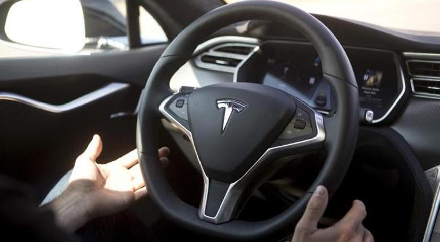 Tesla 135 bin aracını geri çağıracak
