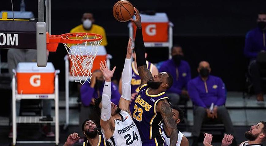 Grizzliesi 20 sayı geriden gelerek yenen Lakers, 7de 7 yaptı