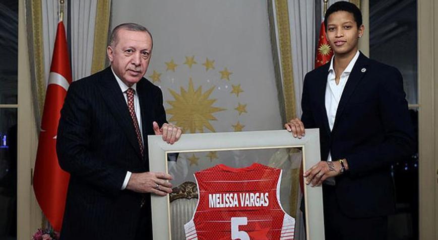 Son dakika - Cumhurbaşkanı Erdoğan, TVF yöneticileri ve oyuncularını kabul etti