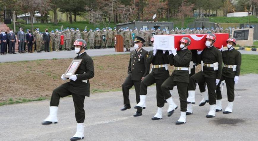 Şehit Sözleşmeli Er Toprak için Hakkaride tören