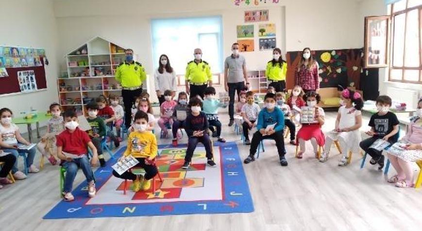 Bursa polisi anaokulundaki öğrencilere trafik haftası eğitimi verdi