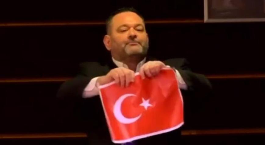 Türk bayrağı yırtan ırkçı vekil ülkesine iade edilecek