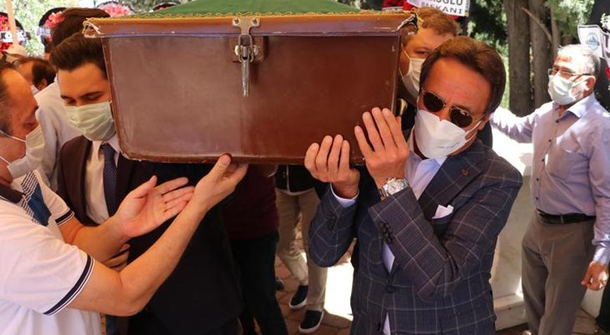 Ahmet Nazif Zorlunun annesi son yolculuğuna uğurlandı