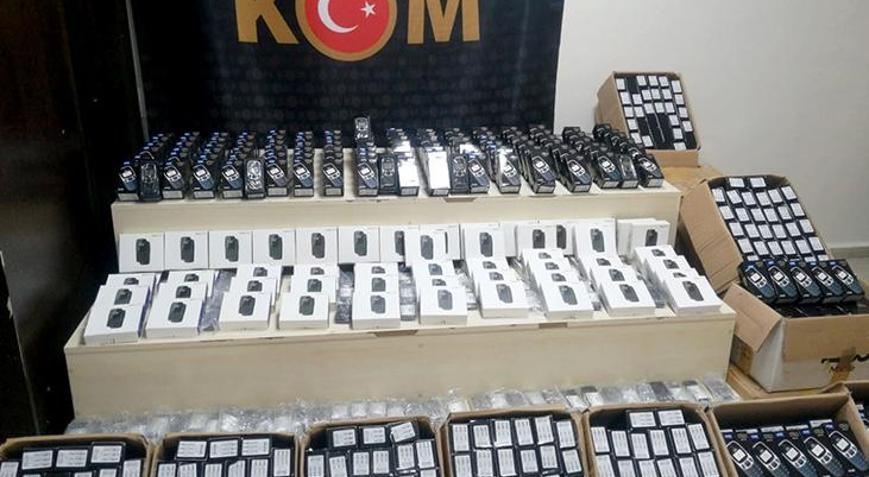 İzmirde 3 bin 810 kaçak cep telefonu ele geçirildi