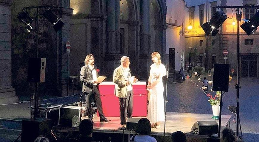 Müziğin aşkıyla durmadan çalınız