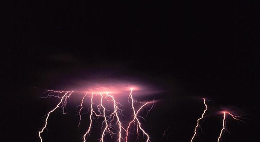 Fırtına sırasında elektrikli aletlerin fişini çekmeli misiniz