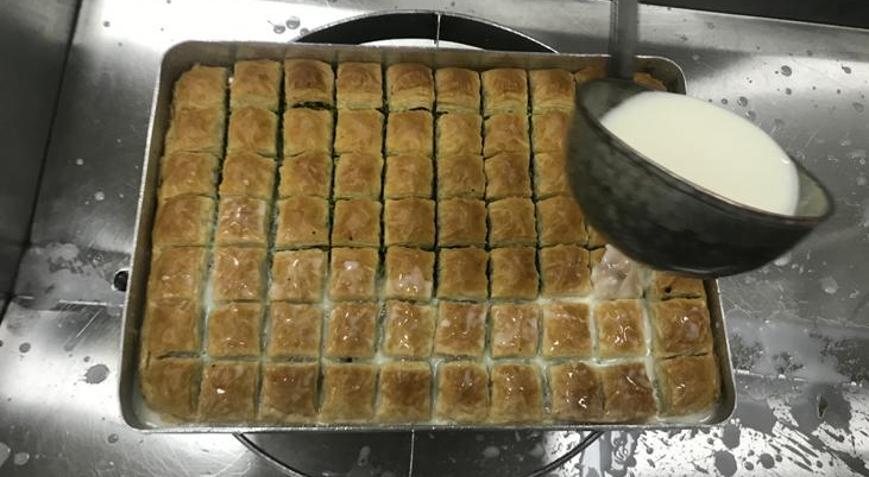 Tatlı tezgahlarında bayramın gözdesi soğuk baklava oldu