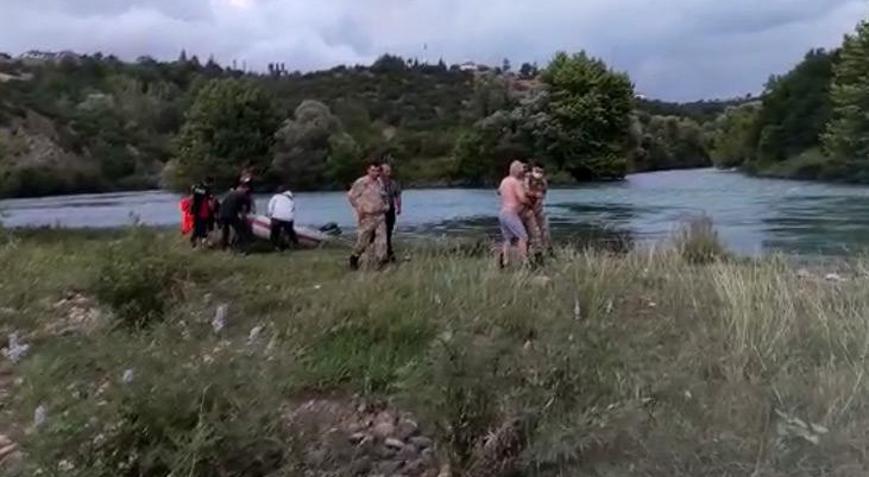 Çayın ortasında mahsur kalan 2 arkadaşı itfaiye botla kurtardı