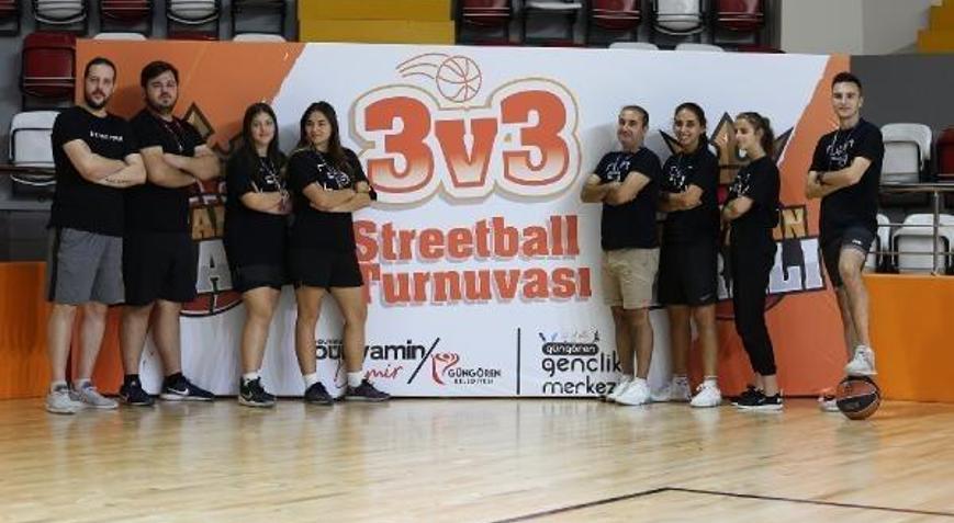 Basketbol turnuvasında şampiyon olan takımlar ödüllerini aldı