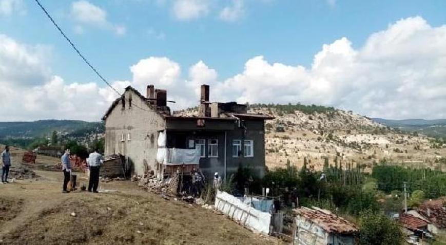 Kütahyada yıldırım düşen 2 katlı ev yandı