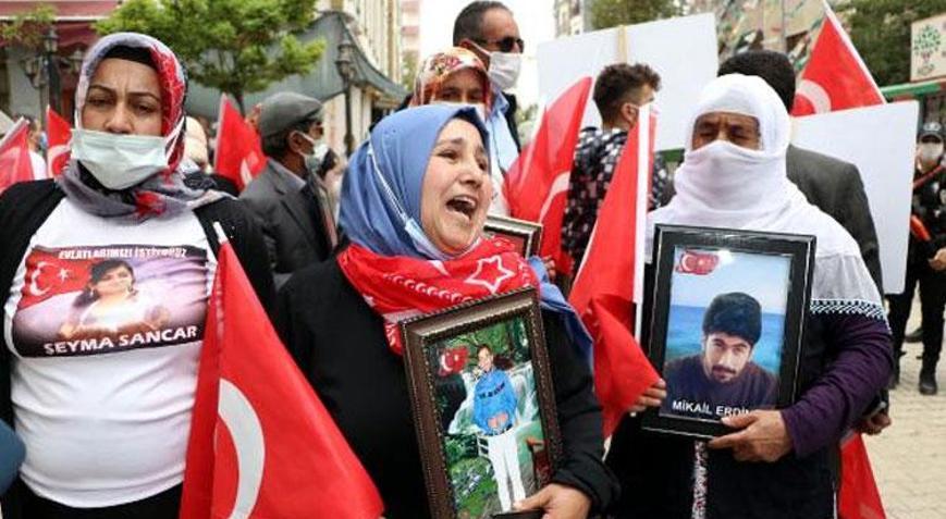 Vanda HDP önündeki anne: Evladımı nasıl kandırdıklarının hesabını versinler