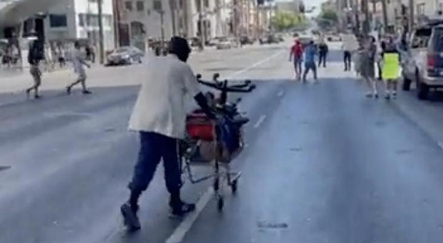 Evsiz adam, aşı karşıtı grubu susturdu