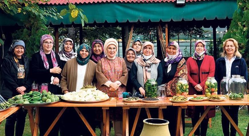 Emine Erdoğan, Çubuk’ta ilk turşusunu kurdu