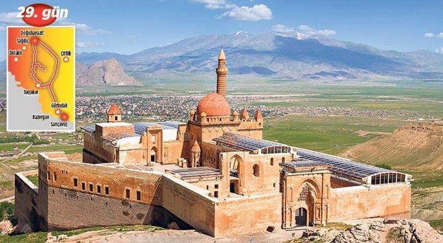 Ağrı Dağı ve bir Kırgız köyü