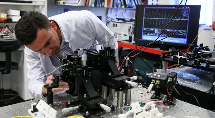 Türk bilim insanı gözün zor bölgelerindeki hastalıkların teşhisi için cihaz geliştirdi