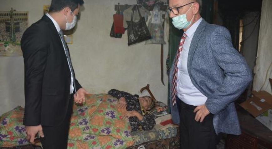 Manyas Kaymakamı, yürüyemeyen kadına hasta yatağı verdi