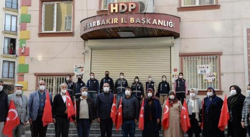 Evlat nöbetindeki aileler, saat 09.05’te Atatürkü andı