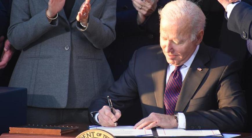 Biden, 1 trilyon dolarlık altyapı paketini imzaladı