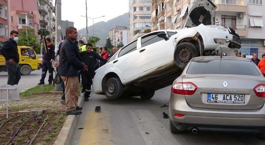 Mersinde iki otomobil çarpıştı: 3 yaralı