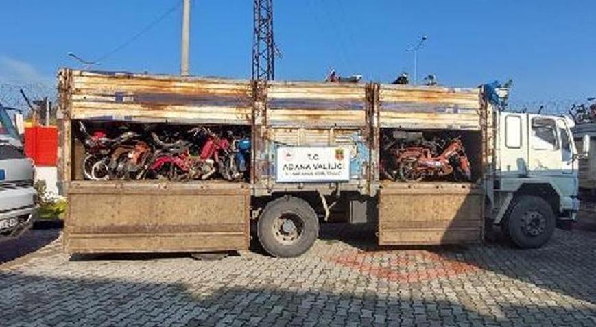 Hataydan yola çıkan 4 kamyonda, 400 çalıntı motosiklet ele geçirildi