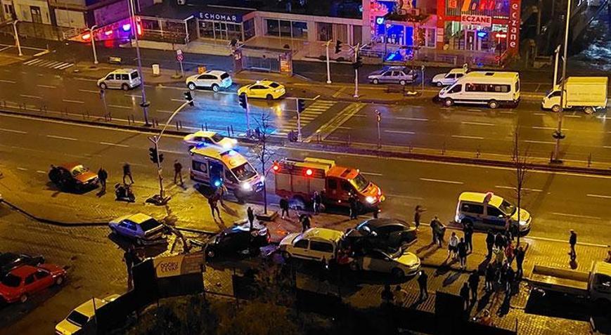 Kontrolden çıkan otomobil park halindeki araçların üzerine uçtu
