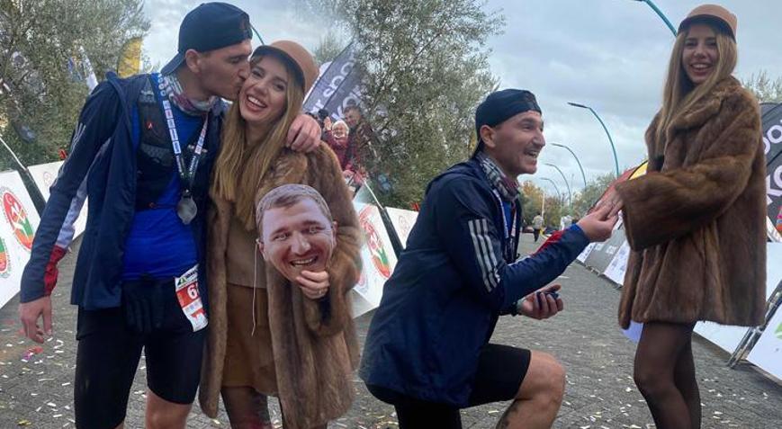 Maratonu koştu, bitiş çizgisinde evlenme teklif etti