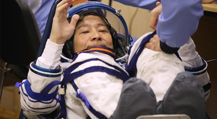Japon milyarder Maezawanın uzay yolculuğu başladı