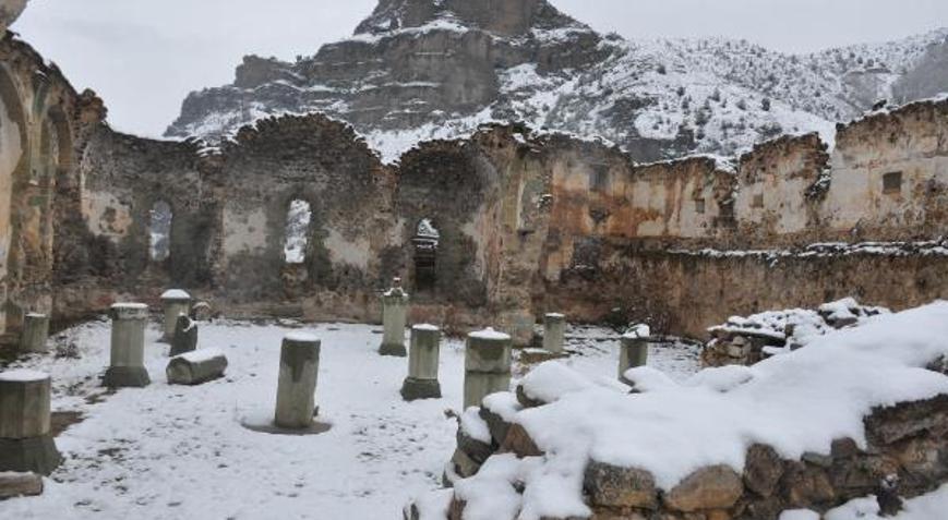 Gümüşhane’de tarihi mahallede kar güzelliği